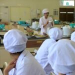 先生の実演を見ながら、ポイントを教わっています