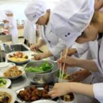 学生が真剣につめています