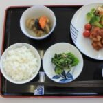 講師がつめたお弁当を食器に移し替えると、一食分の食事ができました