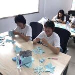 「福」という文字を台紙に合わせて切り絵に挑戦！