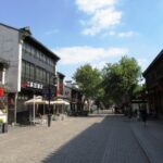 古い街並みが商店街に再開発されています