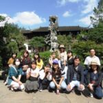 園内で最も有名な太湖石をバックに1枚