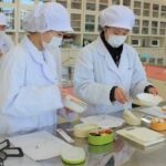 ３・１・２のルールに従って、お弁当をお皿に盛り付けています