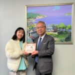 学長室にて学長へ絵本を手渡し、写真撮影をしました